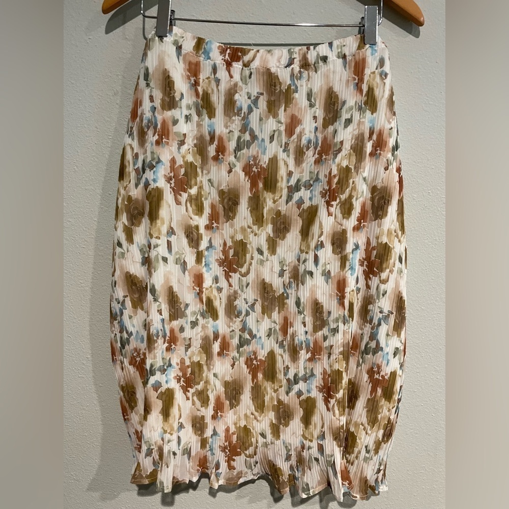 Gilli knee length crinkle skirt. Multi-colored sheer fabric. 100% lined size 3x